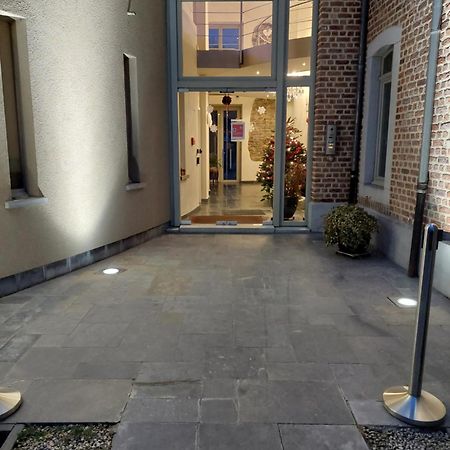 La Chambre Et Le Studio Du Chateau Du Golf De Bernalmont Liege Luaran gambar