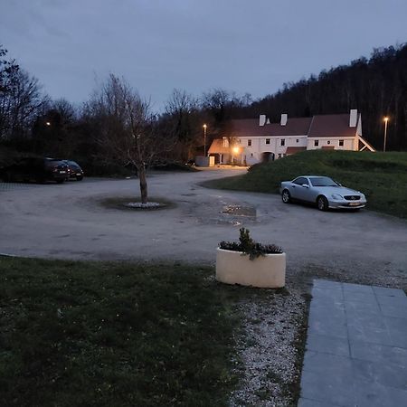 La Chambre Et Le Studio Du Chateau Du Golf De Bernalmont Liege Luaran gambar