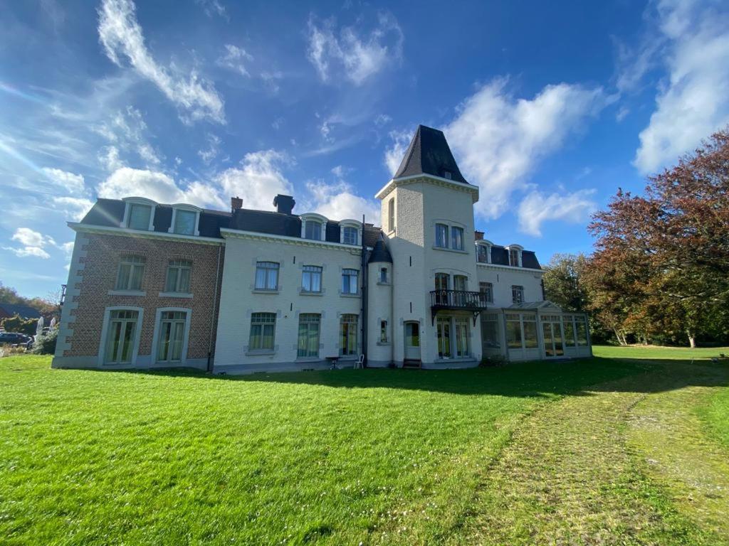 La Chambre Et Le Studio Du Chateau Du Golf De Bernalmont Liege Luaran gambar