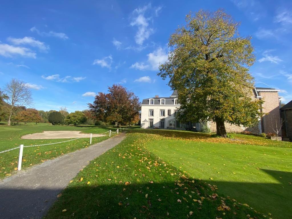 La Chambre Et Le Studio Du Chateau Du Golf De Bernalmont Liege Luaran gambar