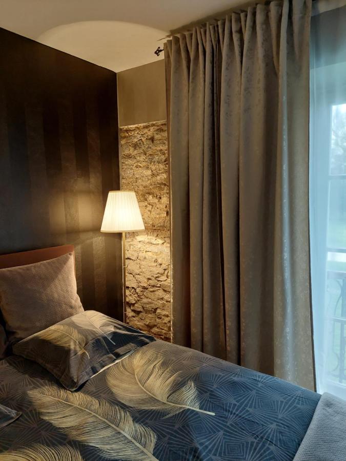 La Chambre Et Le Studio Du Chateau Du Golf De Bernalmont Liege Luaran gambar