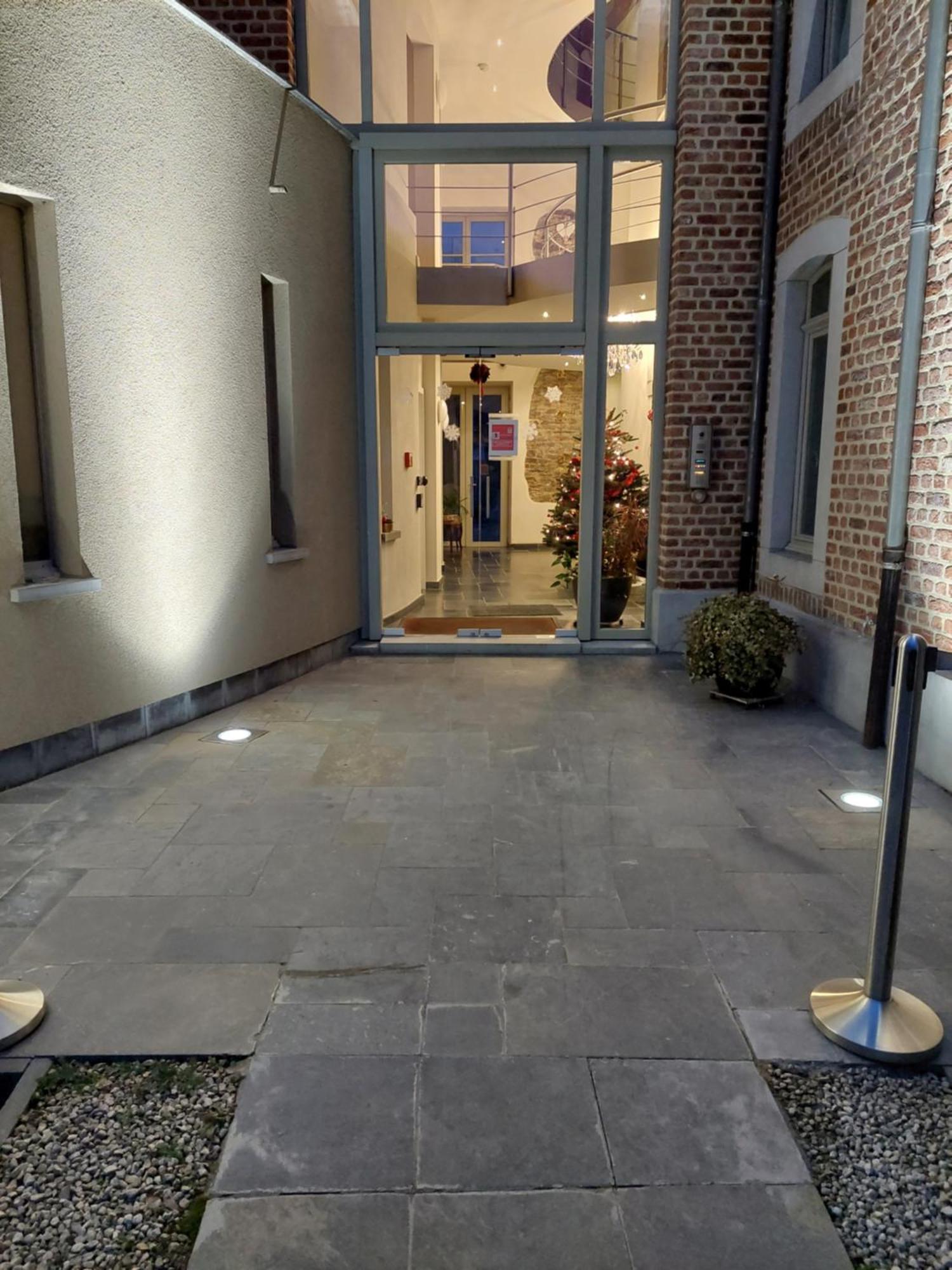 La Chambre Et Le Studio Du Chateau Du Golf De Bernalmont Liege Luaran gambar