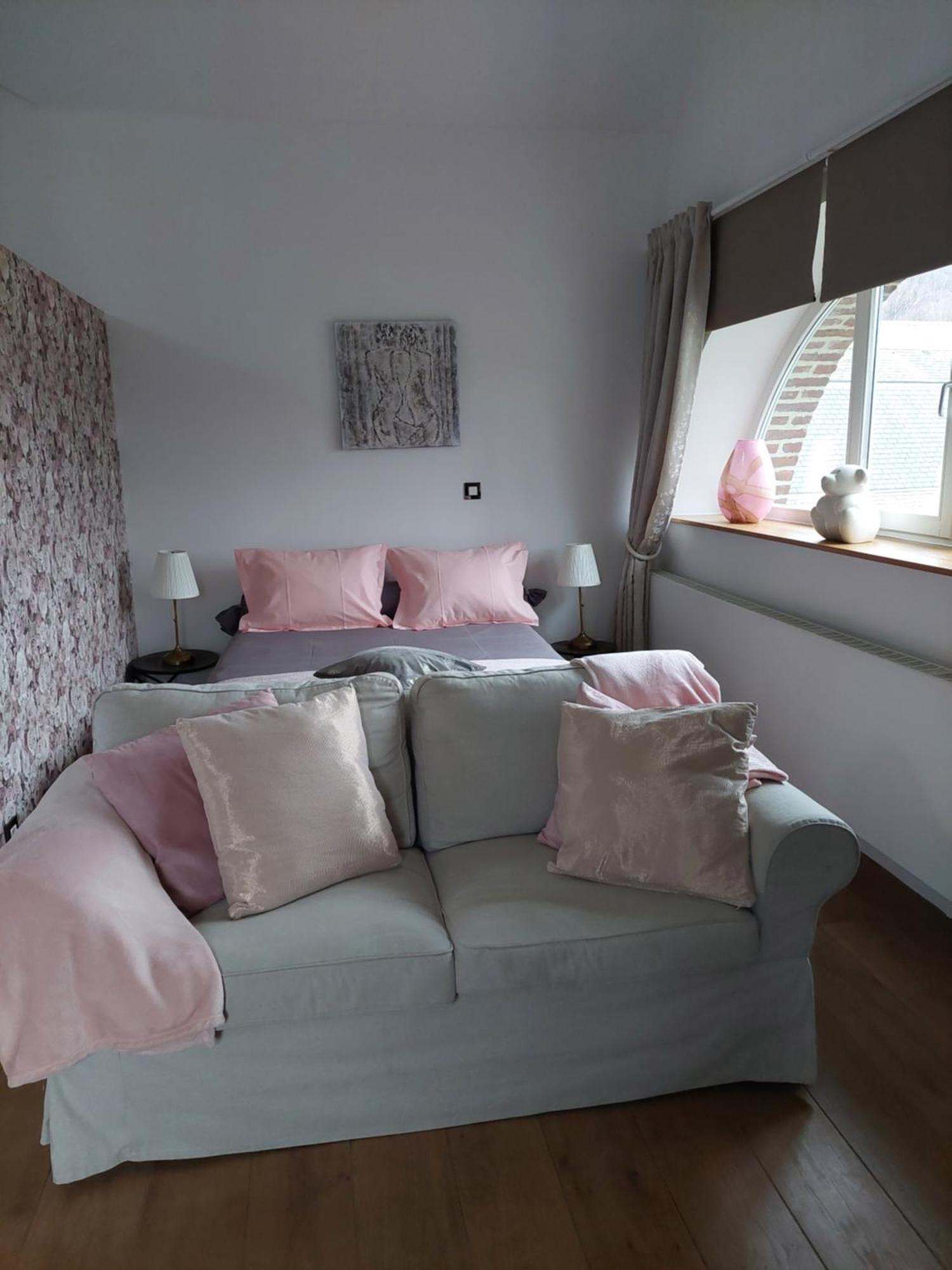 La Chambre Et Le Studio Du Chateau Du Golf De Bernalmont Liege Luaran gambar