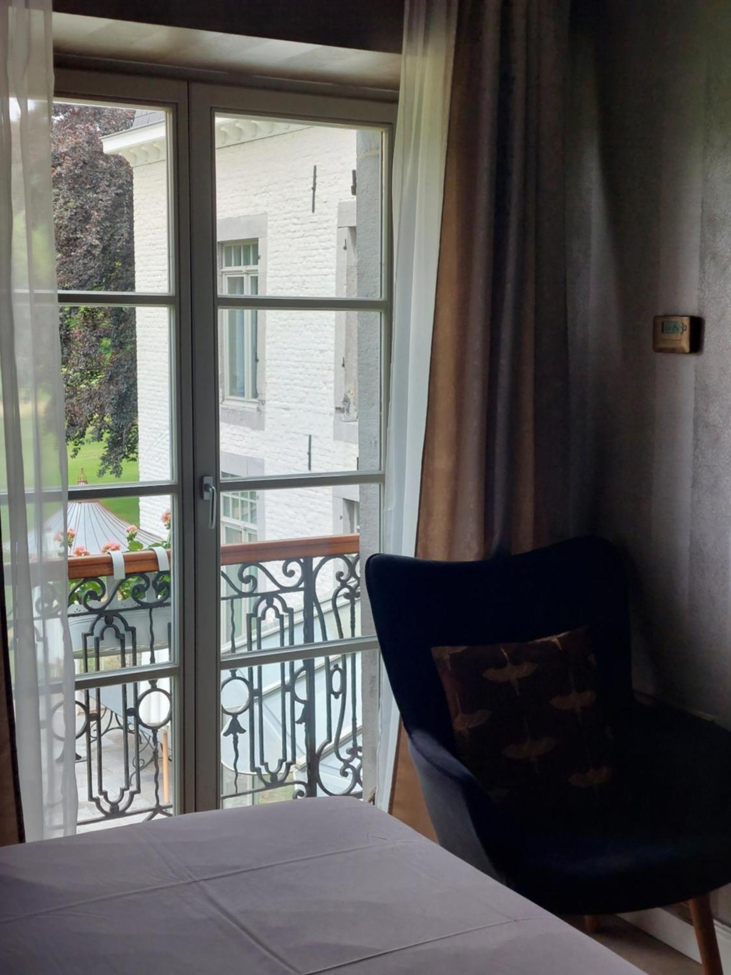 La Chambre Et Le Studio Du Chateau Du Golf De Bernalmont Liege Bilik gambar